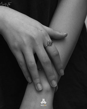 Women's ring size chart and detailed measurement instructions